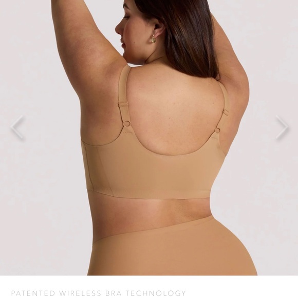 Evelyn and Bobbie Structured Scoop Bra in Mica (M) - Picture 5 of 8